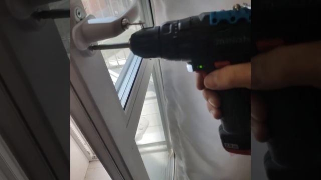 Установка ручки двухсторонней для пластиковой двери, смотреть онлайн