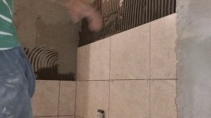 Укладка плитки на стену. Большой слой клея.