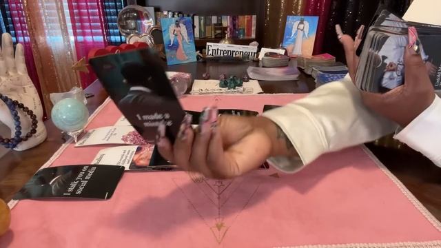 An oracle message of love: Fate has stepped in! They’re actually in love with you! смотреть онлайн
