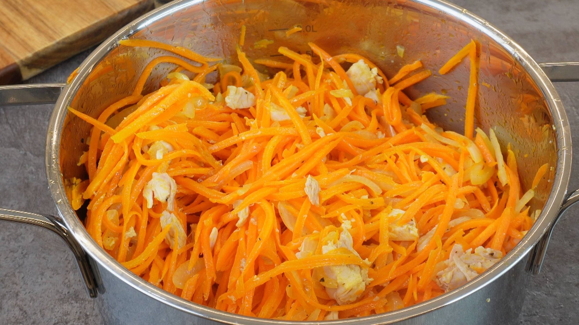 Такой Салат из Моркови делаю сразу кастрюлями, уж больно его мы любим, ставлю в холодильник и едим смотреть онлайн