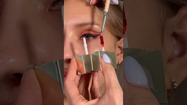 Трендовый неоновый макияж. Как вам ? Ещё больше моих видео про макияж @mariyakalashnikova_ смотреть онлайн