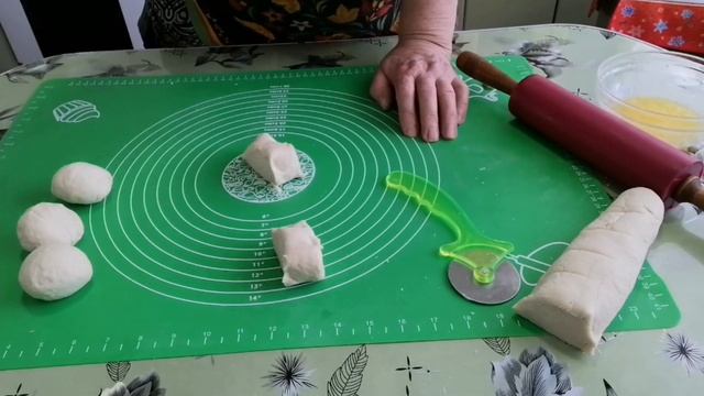 Луковые лепешки с жеренным и зелёным луком, перцем на сковороде. смотреть онлайн