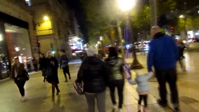 Триумфальна арка Наполеона I в Париже, прогулка по Елисейским полям смотреть онлайн