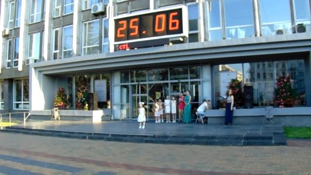 Виталина на сцене первый раз)))) 4,5 года. Винница. Горисполком смотреть онлайн