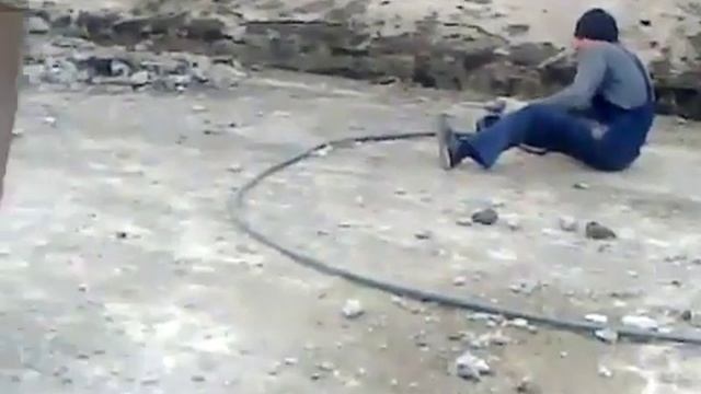 Рабочие на стройке устроили перестрелку.flv смотреть онлайн