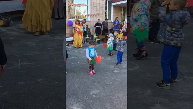Танец с листочками:) смотреть онлайн