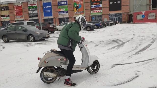 дрифт на мопедах зимой на парковке ТРЦ!? смотреть онлайн