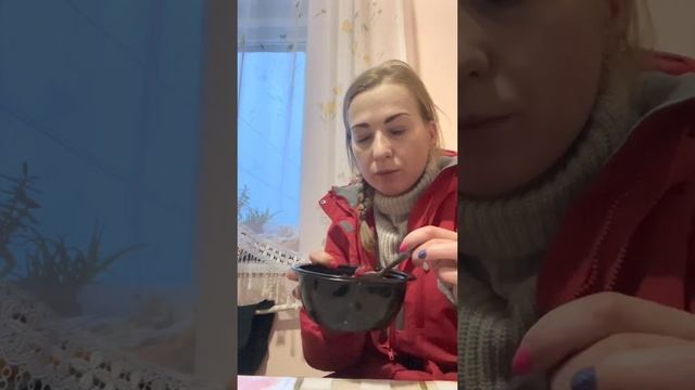 Разговариваем с мамой. Ем клубнику. смотреть онлайн