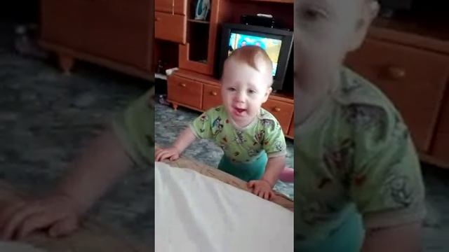 Как научить ребенка пить из кружки, первые шаги смотреть онлайн