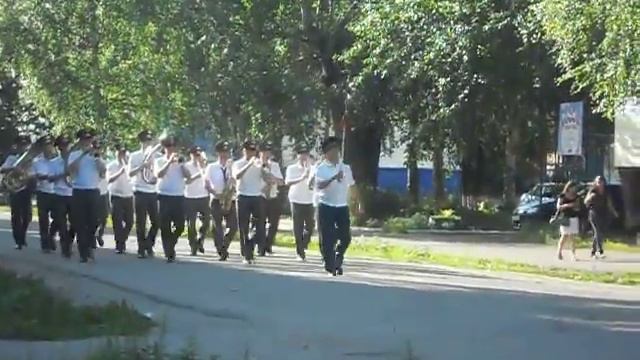 духовой оркестр марширует по улице... смотреть онлайн