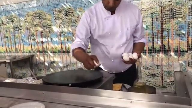 Впечатляющий способ приготовления яичницы от повара из Туниса