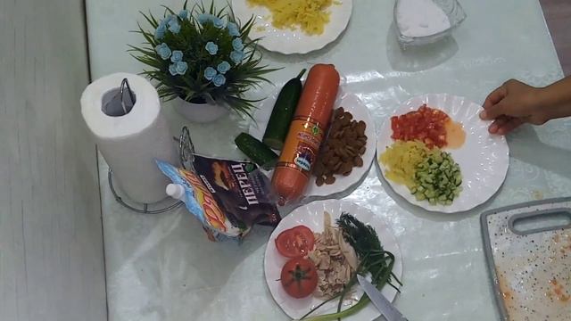 Простой салат из всего что есть. Лёгкий салат "Радуга". Ең оңай салат "Кемпірқосақ". смотреть онлайн