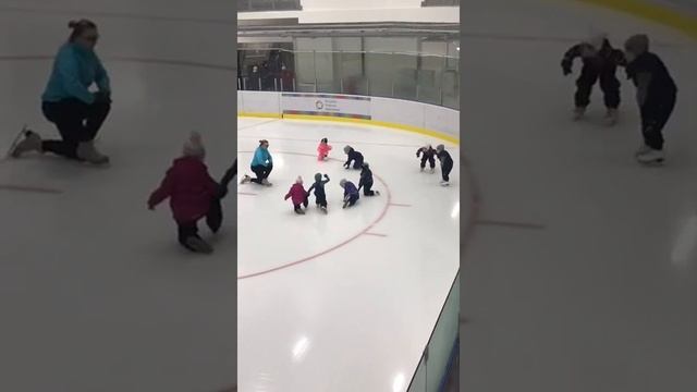 Первое групповое занятие! Учимся падать и вставать! Первые шаги на коньках! #каток #фигурноекатание смотреть онлайн