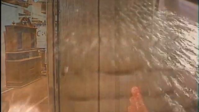 Водопад по стеклу длиной 1 метр, высотой 2,2 метра. смотреть онлайн