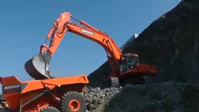 Экскаватор и самосвал Doosan DX 520 в работе смотреть онлайн