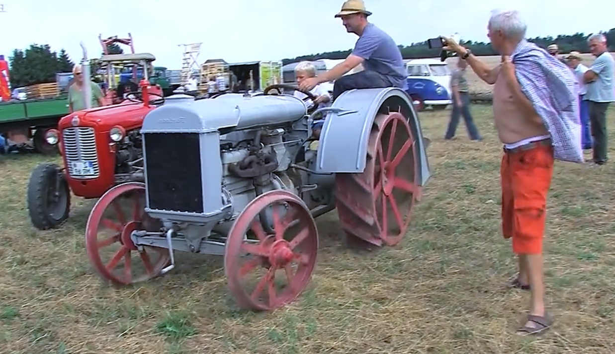 Работа в поле тракторов прошлого века (1940-1960 гг.) смотреть онлайн