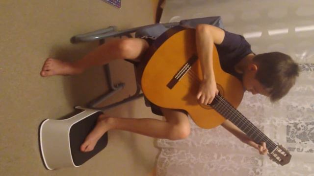 мой ученик Арсений (8 лет) играет "Маленькой елочке", 2 месяца занятий смотреть онлайн