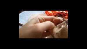 Варежки спицами с двухцветным узором.