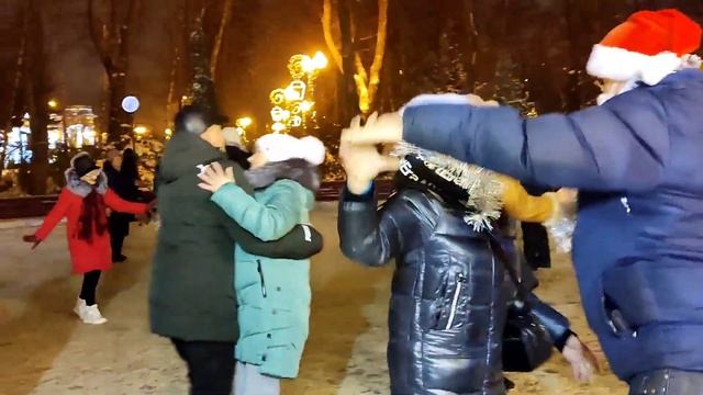 ТЫ И Я!???/ТАНЦЫ В ПАРКЕ ГОРЬКОГО ХАРЬКОВ ЯНВАРЬ 2022 смотреть онлайн