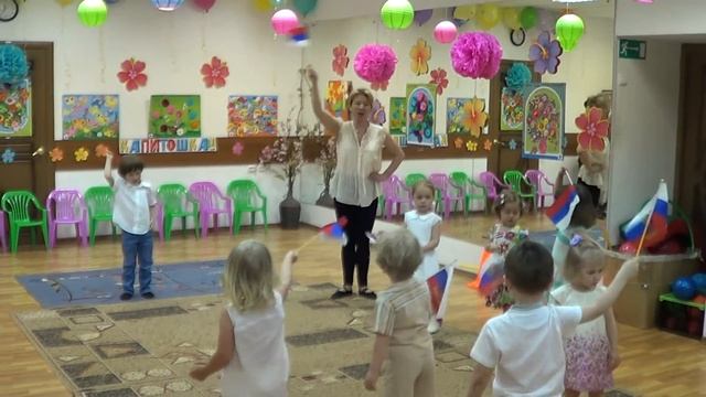 Танцы для детей 2-3 лет в ДС. Праздник Весны. Танец с флажками. Открытый урок. Детские танцы. смотреть онлайн