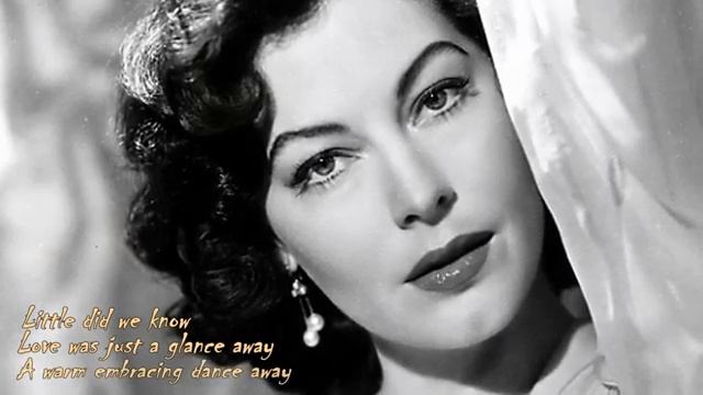 Frank Sinatra - Strangers In The Night смотреть онлайн