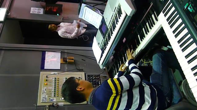 Teacher A-mi shows improvisation accompaniment смотреть онлайн