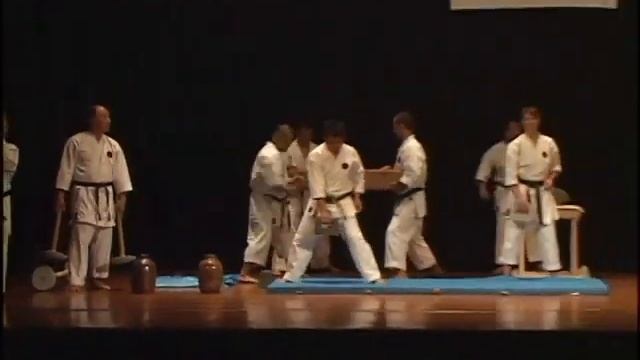 補助運動 Ходзё ундо. International Okinawan Goju-ryu Karate-do Federation мастера Морио Хигаонна.