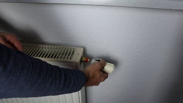 Change a Danfoss  Radiator Thermostat - How to remove and replace a thermostatic radiator valve hea