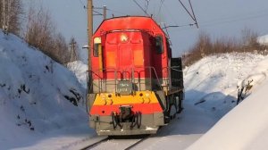 ТЭМ7А-0124 с небольшим вывозным поездом между скал