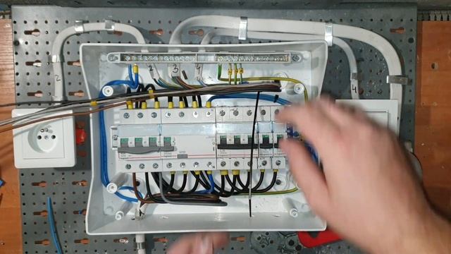 Rozdzielnica #6: Jak podłączyć rozdzielnicę 1x12 - garaż, mały budynek gospodarczy, itp. - część 2 смотреть онлайн