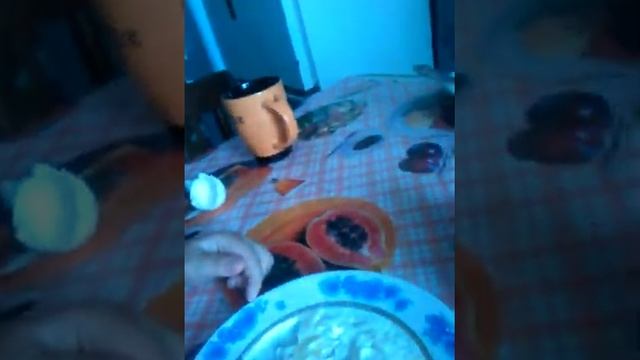 Иичница умирает в микроволновке. Рецепт смотреть онлайн