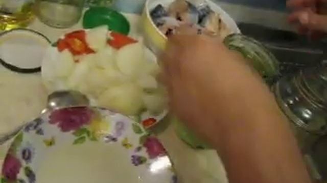 Как засолить рыбу?!Рецепт:Маринованная скумбрия( селедка) по домашнему!!! смотреть онлайн