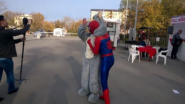 Приключения Человека-паука и Дэдпула на осеннем фестивале еды