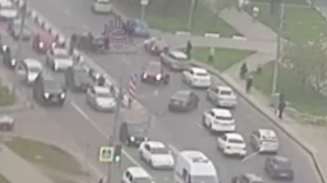 На улице Годенко в Красноярске перевернулась иномарка с 55-летней женщиной за рулем смотреть онлайн