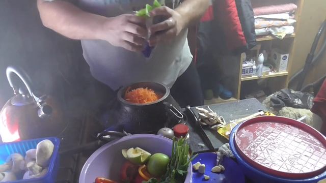 кролик с овощами в афганском казане смотреть онлайн