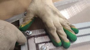 3. Прорезаем дверь, форточку и петли. работа с ножом.Обшивка торца теплицы