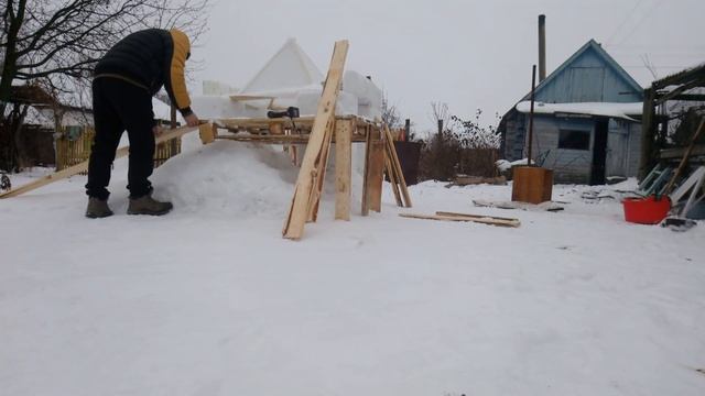 Строим ЛЕДЯНУЮ ГОРКУ и ДОМИК с Максом на даче! смотреть онлайн