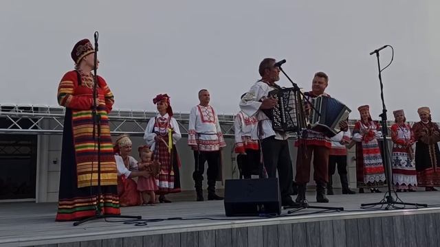 В мансарде под крышей, То громче, то тише, Играет гармошка. То будто смеется, А то вдруг зальется, смотреть онлайн