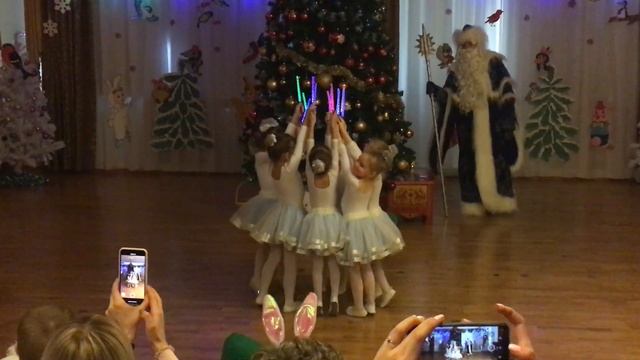 Танец снежинок.(ст.гр.)Коломна, детский сад 15"Светлячок" смотреть онлайн