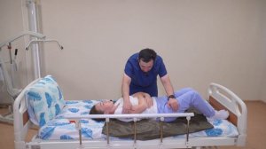 3 Перемещение от ножного конца к головному концу кровати при помощи скользящей простыни или рукава