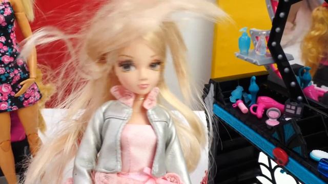 Игры в Куклы. Барби на показе мод - Делаем прически куклам Соня Роуз. Видео про игрушки для девочек смотреть онлайн