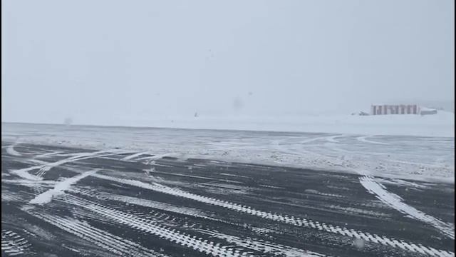 Аэропорт Южно-Сахалинска закрыт из-за снегопада смотреть онлайн