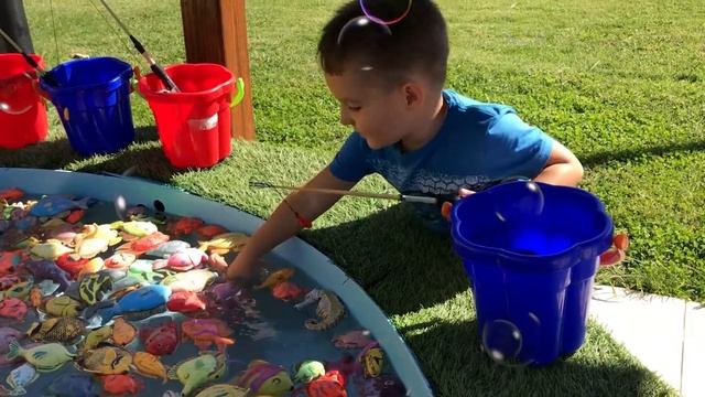 Нартик с папой ловят рыб. смотреть онлайн