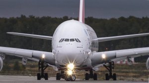 Airbus А380 на фоне споттеров. Посадка и взлет самолета-гиганта  в Домодедово.