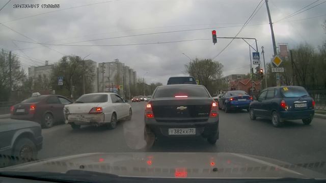 Дураки на дорогах Астрахани. таксолет- быдлолет на встречке смотреть онлайн