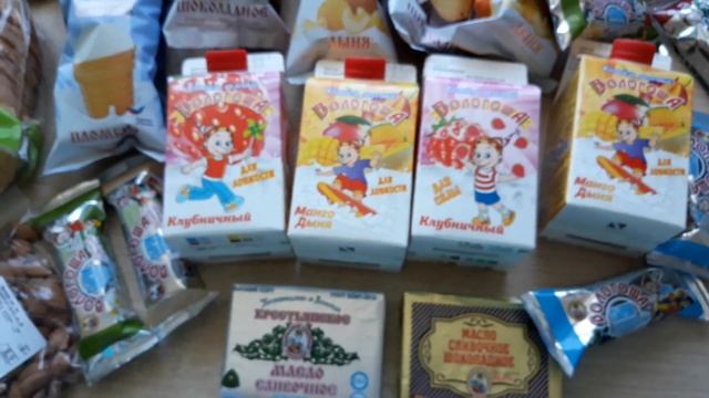 Закупка продуктов. Ожереловый попугай.