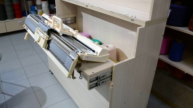 Стол для вязальных машин с выдвижным ящиком под пряжу и вязальные принадлежности смотреть онлайн