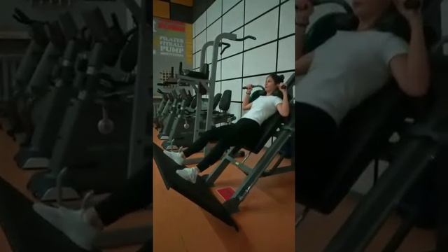 Приседания в Гаке со средней постановкой ног смотреть онлайн