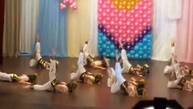Танец Египта. Танцуют в 1 школе. смотреть онлайн
