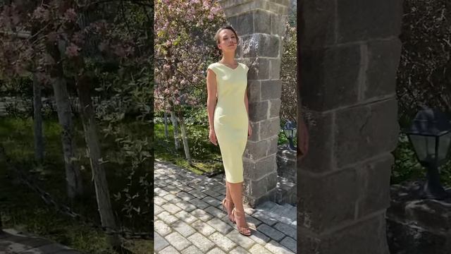 Платье-футляр с V-образным вырезом желтое смотреть онлайн